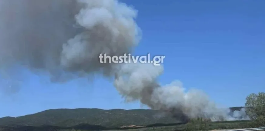Καλύτερη η εικόνα της φωτιάς στη Μεγάλη Βόλβη Θεσσαλονίκης
