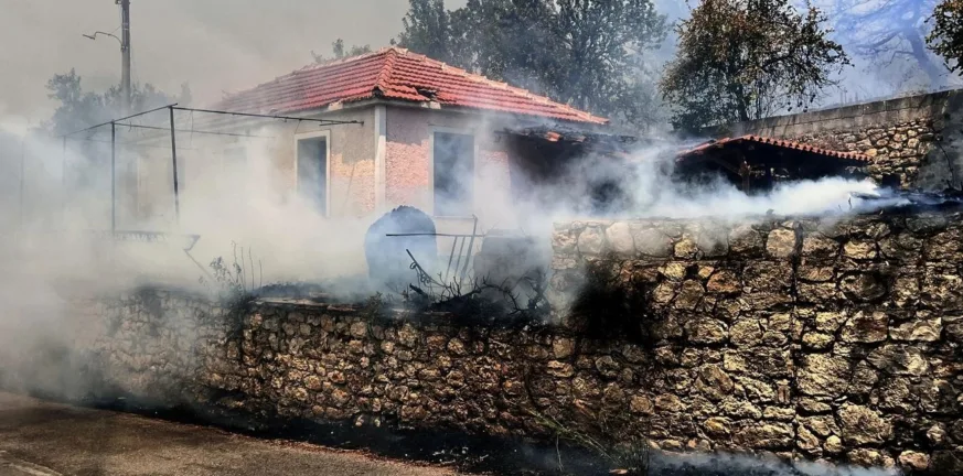Ενεργά πύρινα μέτωπα σε Κοιλιωμένο, Λιθακιά και Κερί στη Ζάκυνθο