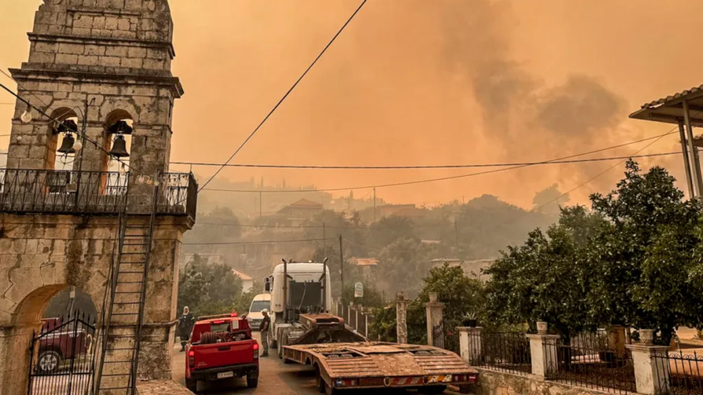 Φωτιά στη Ζάκυνθο: Ζημιές σε σπίτια από την πυρκαγιά, τεράστια μάχη με τις φλόγες