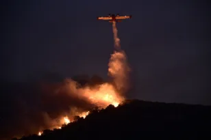 Canadair: Η ηρωική νυχτερινή ρίψη νερού στην Κερατέα ΒΙΝΤΕΟ
