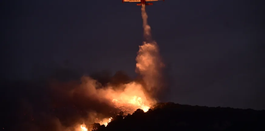 Canadair: Η ηρωική νυχτερινή ρίψη νερού στην Κερατέα ΒΙΝΤΕΟ Canadair: Η ηρωική νυχτερινή ρίψη νερού στην Κερατέα ΒΙΝΤΕΟ