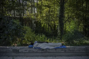 Γαλλία: Κοιμούνται στον δρόμο πάνω από 2.000 παιδιά!