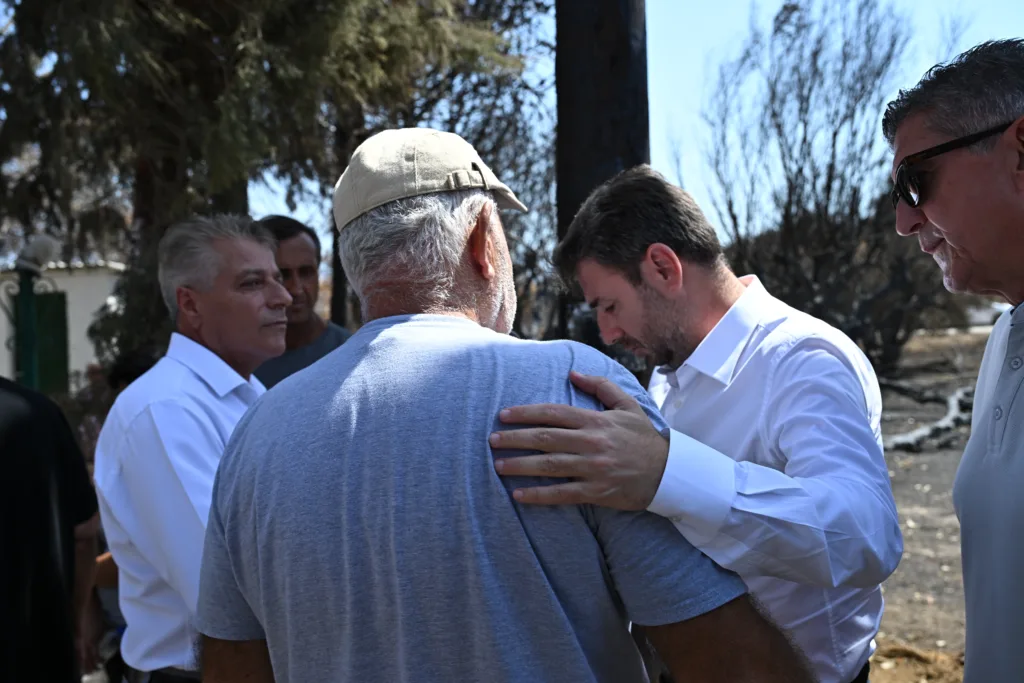 Στις πυρόπληκτες περιοχές της Αχαΐας ο Νίκος Ανδρουλάκης – «Η φωτιά μπήκε σε συνοικίες της 3ης μεγαλύτερης πόλης της χώρας»