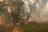 Καιρός: Η θερμοκρασία υποχωρεί, οι άνεμοι εξασθενούν – Σε επιφυλακή η Πολιτική Προστασία για νέες εστίες, η πρόβλεψη για την Πάτρα