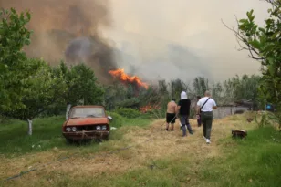 Φωτιά στην Πάτρα: Συνεχίζεται η μάχη με τις φλόγες στα Μποζαΐτικα – Έκκληση για άνοιγμα κλειστών γυμναστηρίων