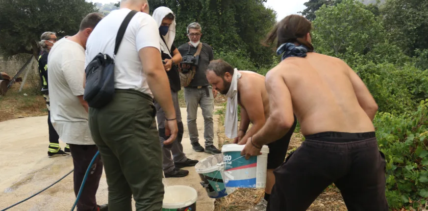 Πάτρα: Οι υπερασπιστές της πόλης - Συγκλονιστική η αυταπάρνηση των Εθελοντών Πυροσβεστών Αχαίας