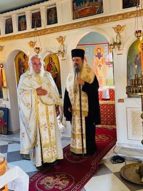 Ο Μητροπολίτης Πατρών Χρυσόστομος ανήμερα της Παναγίας στα πυρόπληκτα Μοιρέϊκα ΦΩΤΟ