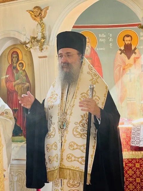 Ο Μητροπολίτης Πατρών Χρυσόστομος ανήμερα της Παναγίας στα πυρόπληκτα Μοιρέϊκα ΦΩΤΟ