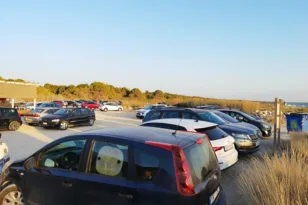 Τα δύο άκρα για την Πάτρα, άδειο το κέντρο, γεμάτες οι παραλίες ΦΩΤΟ