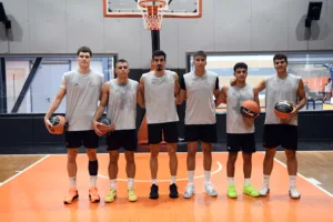 Νέα πρόσωπα και «οικογενειακό» κλίμα στην «πρώτη» του Προμηθέα - Φωτογραφίες