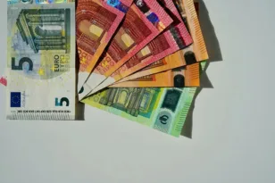 Ποιοι γονείς κινδυνεύουν να χάσουν το ελάχιστο εγγυημένο εισόδημα με τη νέα σχολική χρονιά;