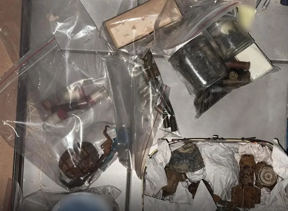 Συναγερμός στην Καισαριανή: Βρέθηκε μίνι οπλοστάσιο σε κάδο απορριμμάτων