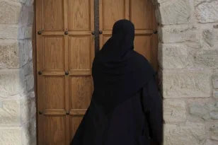 Χανιά: 52χρονη υποδυόταν την καλόγρια και πούλαγε κομποσκοίνια και εικόνες