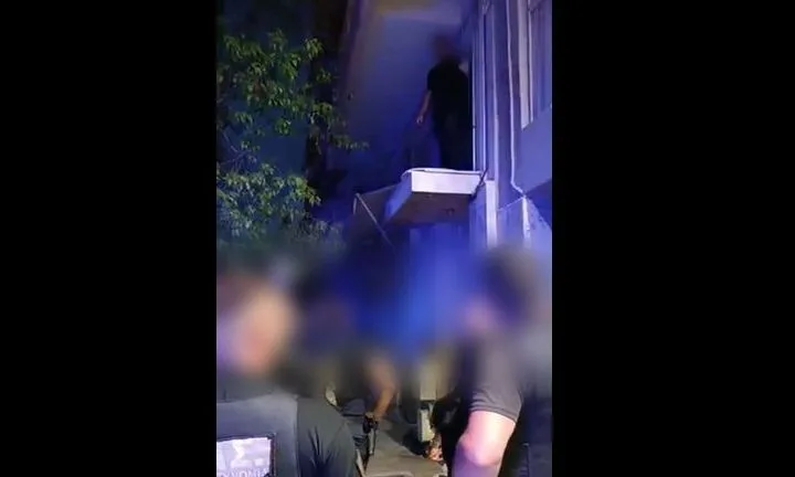 Καμίνια: Οι Αρχές παίρνουν τον 5χρονο που είχε κλειδωθεί στο μπαλκόνι από τη μητέρα