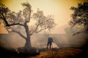 Σε ύφεση φωτιά στην Κερατέα: Ένας νεκρός, καμένα σπίτια, νέο 112 και νέα ρίψη εναέριων μέσων με το πρώτο φως