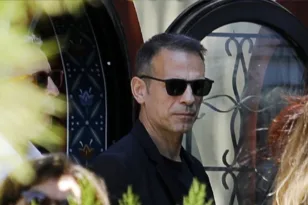 Το τελευταίο αντίο στην Αλεξάνδρα Νικολαΐδου: Σκιά του εαυτού του ο Ντέμης, ράγισαν καρδιές στο Χολαργό ΒΙΝΤΕΟ