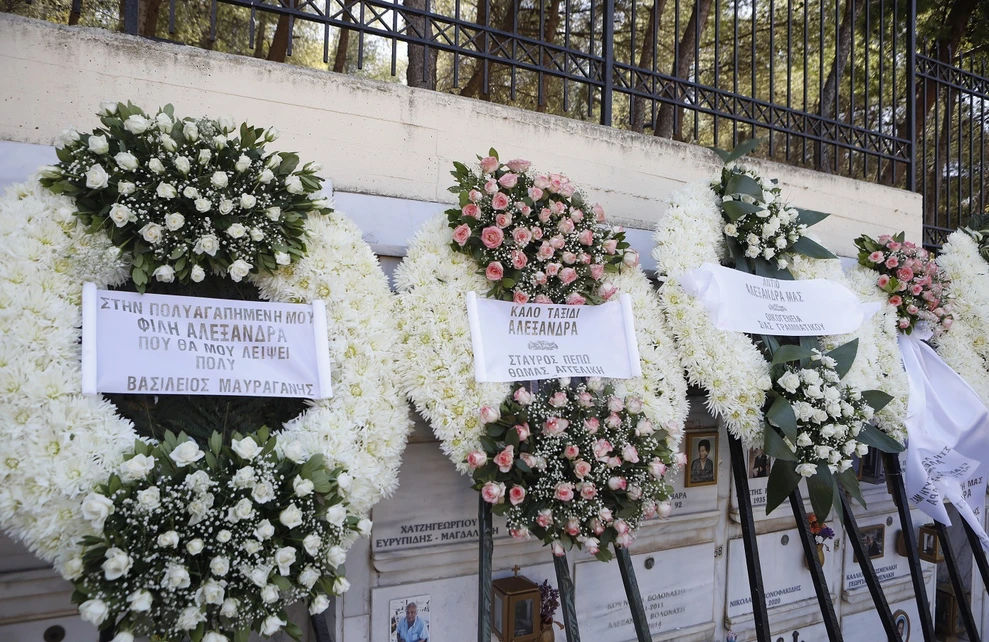 Το τελευταίο αντίο στην Αλεξάνδρα Νικολαΐδου: Σκιά του εαυτού του ο Ντέμης, ράγισαν καρδιές στο Χολαργό ΒΙΝΤΕΟ