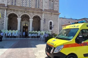 Κηδεία Αθηνάς Παπαχρήστου: Το ασθενοφόρο που χάρισε, την αποχαιρέτησε με τον ήχο του ΒΙΝΤΕΟ