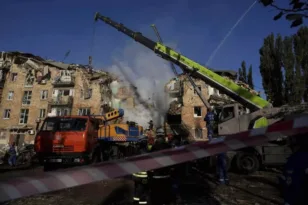 Αυξήθηκε ο αριθμός των νεκρών από το χτύπημα στο Κίεβο, ζημιές στο κτίριο της αντιπροσωπείας της ΕΕ