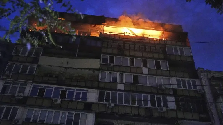 Μαζική ρωσική επίθεση στο Κίεβο: Τουλάχιστον τρεις νεκροί, ανάμεσά τους ένα παιδί