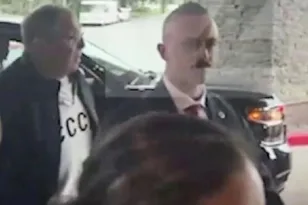 Η «δήλωση» του Λαβρόφ: Μπλουζάκι με το έμβλημα της ΕΣΣΔ λίγο πριν το τετ α τετ Τραμπ – Πούτιν BINTEO