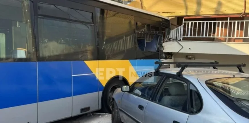 Παπάγου: «Ήταν σαν βόμβα» - Απομακρύνθηκε το λεωφορείο που έπεσε σε πολυκατοικία