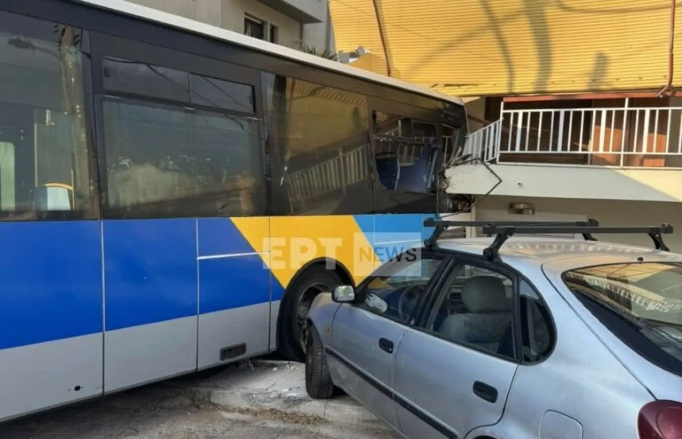 Παπάγου: «Ήταν σαν βόμβα» - Απομακρύνθηκε το λεωφορείο που έπεσε σε πολυκατοικία