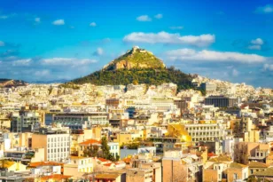 Πτώση τρόμου στον Λυκαβηττό: Τουρίστας γλίτωσε από θαύμα προσπαθώντας να βγάλει φωτογραφία