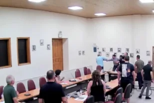 Άναψαν τα αίματα στο Δημοτικό Συμβούλιο Μακρακώμης: Αντεγκλήσεις, καταγγελίες και… σπρωξίματα ΒΙΝΤΕΟ