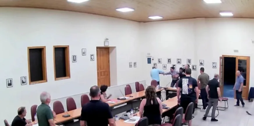 Άναψαν τα αίματα στο Δημοτικό Συμβούλιο Μακρακώμης: Αντεγκλήσεις, καταγγελίες και… σπρωξίματα ΒΙΝΤΕΟ Άναψαν τα αίματα στο Δημοτικό Συμβούλιο Μακρακώμης: Αντεγκλήσεις, καταγγελίες και… σπρωξίματα ΒΙΝΤΕΟ