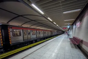 Άραβας άρχισε να γρονθοκοπεί τον Γερμανό τουρίστα στον συρμό του Μετρό