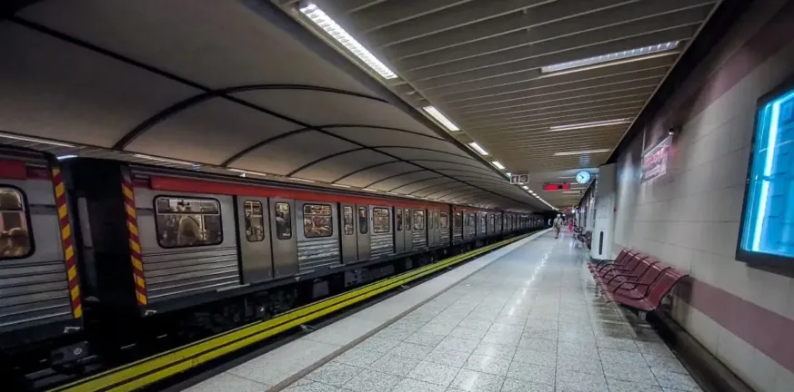 Άραβας άρχισε να γρονθοκοπεί τον Γερμανό τουρίστα στον συρμό του Μετρό
