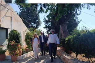 Μητσοτάκης από την Κρήτη: «Ημέρα αφιερωμένη σε όσους μας κρατούν ασφαλείς»