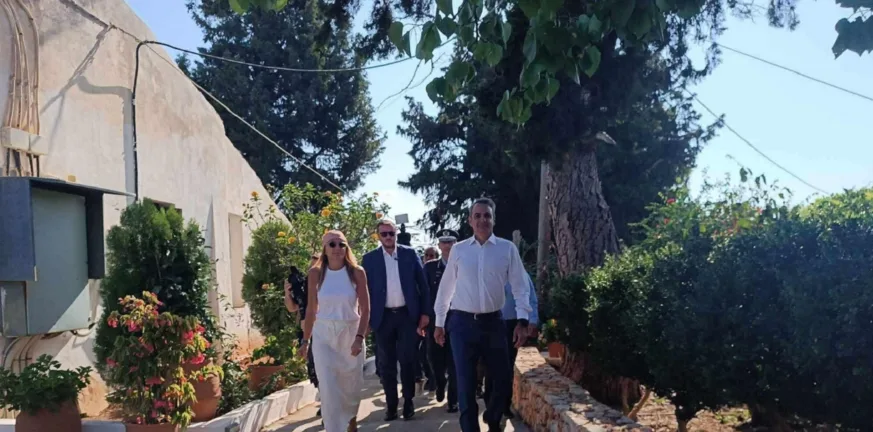 Μητσοτάκης από την Κρήτη: «Ημέρα αφιερωμένη σε όσους μας κρατούν ασφαλείς»