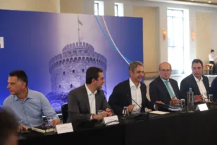 Σε ρυθμούς ΔΕΘ η κυβέρνηση: Ο Μητσοτάκης στη Θεσσαλονίκη με το μισό υπουργικό συμβούλιο