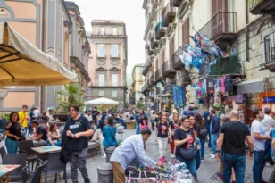 Ιταλία: ο υπέρ τουρισμός αδειάζει τη Νάπολι