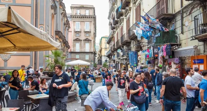 Ιταλία: ο υπέρ τουρισμός αδειάζει τη Νάπολι Ιταλία: ο υπέρ τουρισμός αδειάζει τη Νάπολι