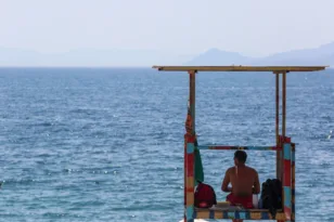 Χανιά: Ναυαγοσώστης εκτός υπηρεσίας έσωσε πέντε λουόμενους