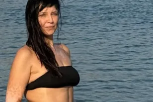 Η Αθηναΐας Νέγκα φωτογραφίζεται χωρίς ρετούς με μπικίνι και αυτοσαρκάζεται