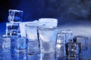 Στα bar ο πάγος είναι τόσο διάφανος, ενώ στο σπίτι θολώνει!
