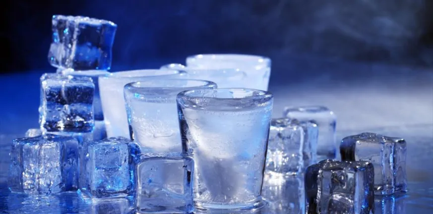 Στα bar ο πάγος είναι τόσο διάφανος, ενώ στο σπίτι θολώνει! Στα bar ο πάγος είναι τόσο διάφανος, ενώ στο σπίτι θολώνει!