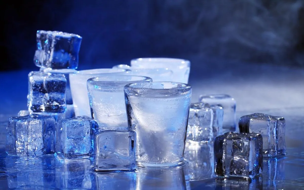 Στα bar ο πάγος είναι τόσο διάφανος, ενώ στο σπίτι θολώνει!