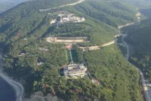 Ουκρανία – Μαύρη Θάλασσα: Drone φέρεται να προκάλεσε φωτιά κοντά στο «παλάτι» του Πούτιν