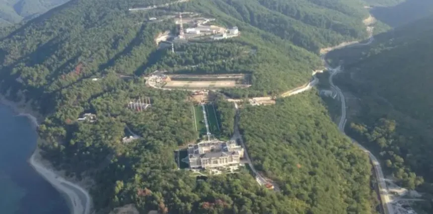 Ουκρανία - Μαύρη Θάλασσα: Drone φέρεται να προκάλεσε φωτιά κοντά στο «παλάτι» του Πούτιν Ουκρανία - Μαύρη Θάλασσα: Drone φέρεται να προκάλεσε φωτιά κοντά στο «παλάτι» του Πούτιν