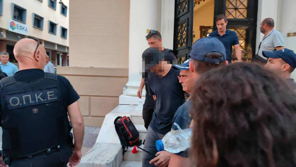 «Πίναμε μπύρες, καπνίσαμε χασίς και βάλαμε φωτιά»: Οι προκλητικές δηλώσεις του 19χρονου για τον εμπρησμό στα Συχαινά
