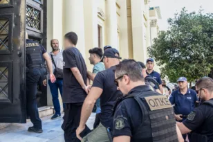 Πάτρα: Κραυγή αγωνίας από τον πατέρα του 21χρονου που προφυλακίστηκε για τη φωτιά στο Γηροκομειό
