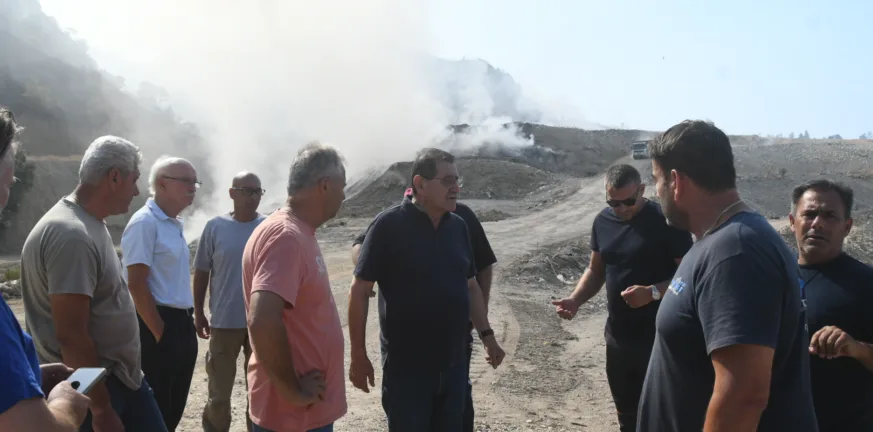 Πάτρα: Αυτοψία Πελετίδη στον ΧΥΤΑ Ξερόλακκας μετά τη φωτιά – Συνεχάρη τους εργαζόμενους, έκκληση για περιορισμό απορριμμάτων
