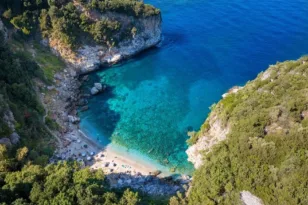 Ο γυμνισμός… άναψε φωτιές στο Πήλιο: Τρεις συλλήψεις μετά τον καβγά στην παραλία «Τζίτζικας»