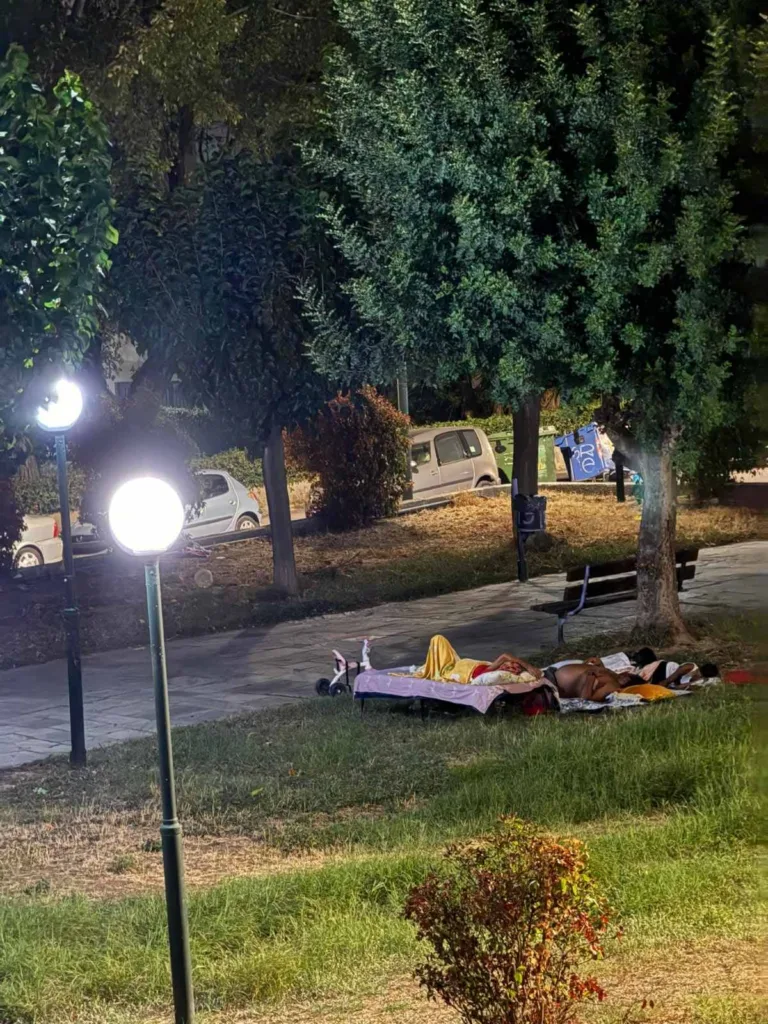 Πάτρα: «Αττίλας» στην πλατεία Κύπρου - Παραδομένη στην απόλυτη αυθαιρεσία η περιοχή ΦΩΤΟ