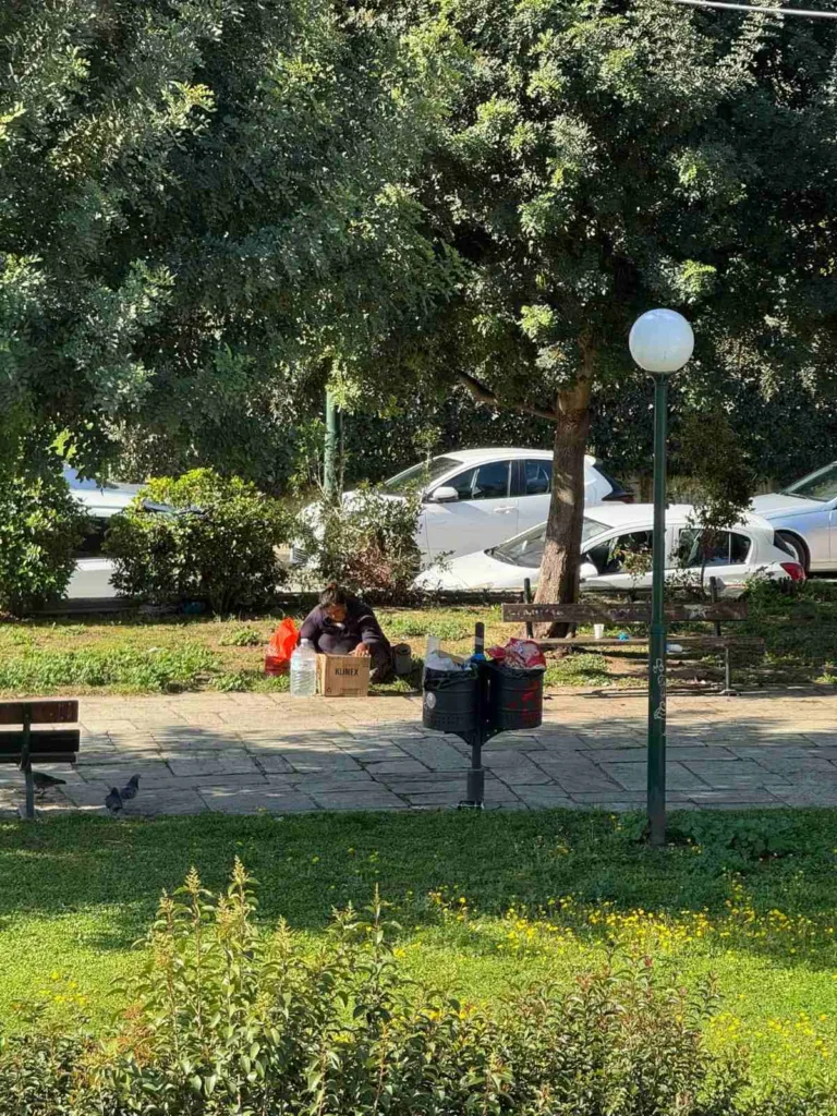 Πάτρα: «Αττίλας» στην πλατεία Κύπρου - Παραδομένη στην απόλυτη αυθαιρεσία η περιοχή ΦΩΤΟ